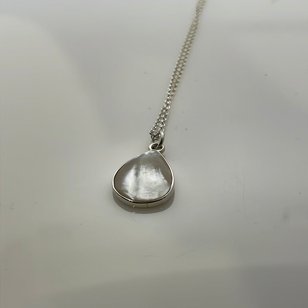 Péarla Small White Mother of Pearl Drop Silver Pendant