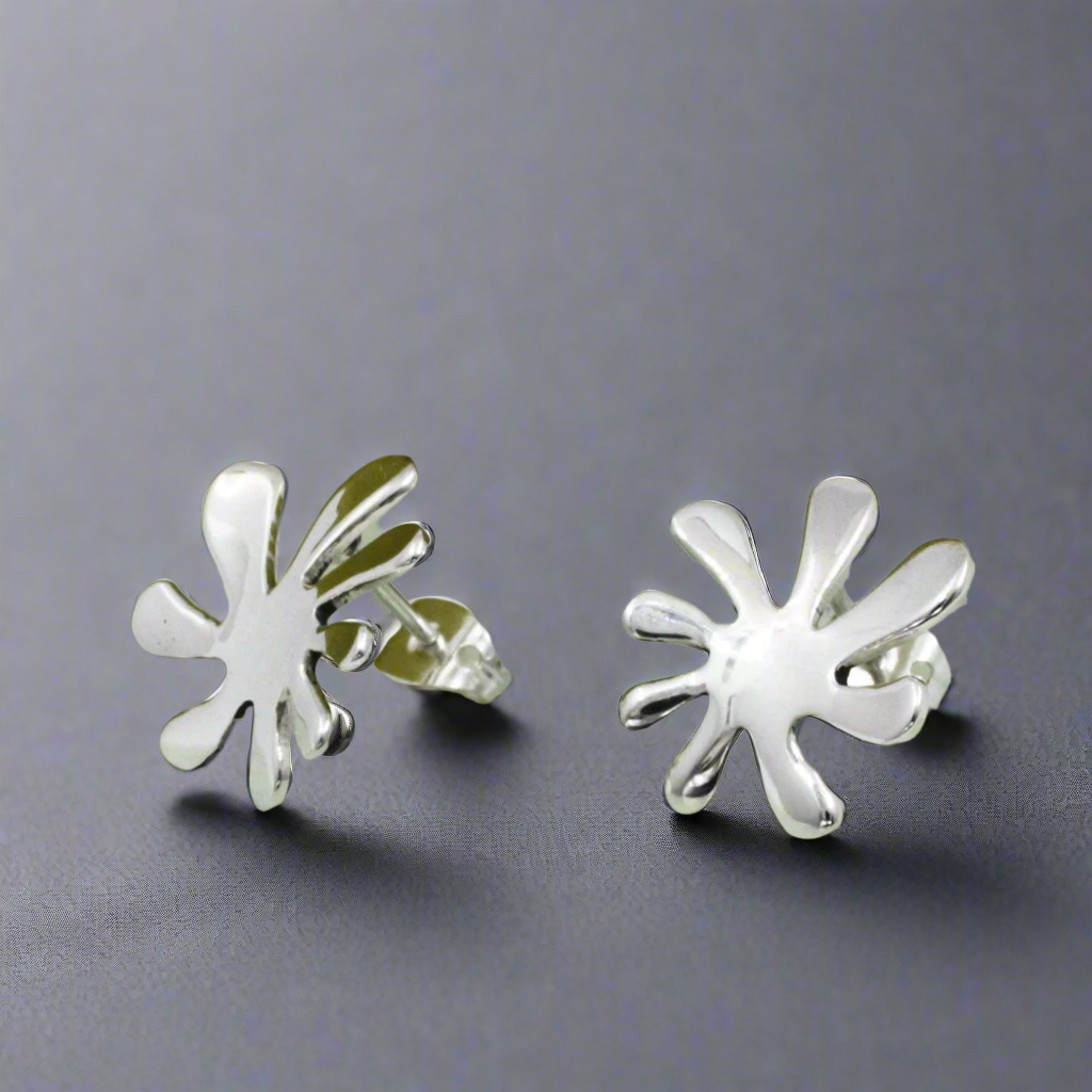 Móinéir Small Urban Flower Silver Stud Earrings