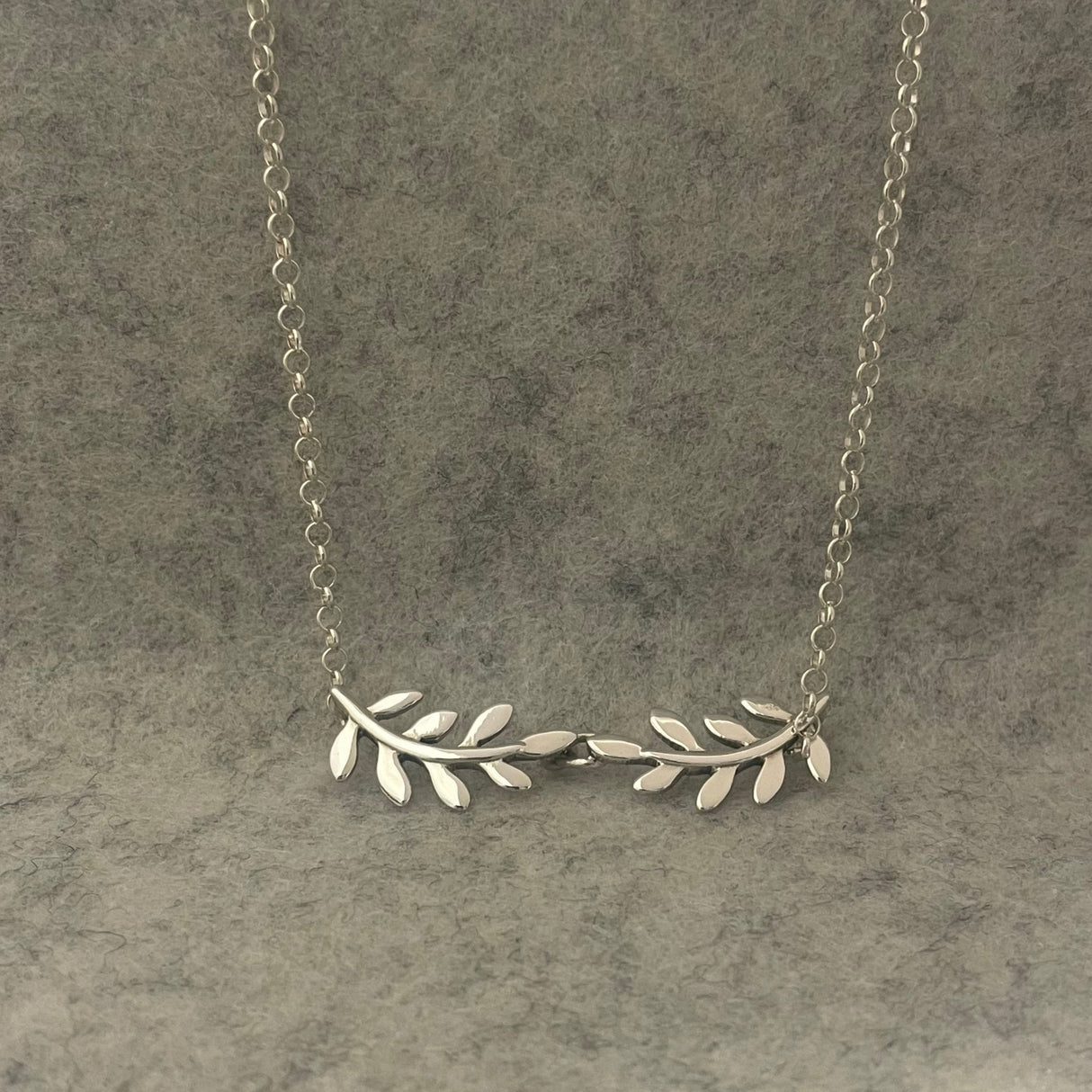 Móinéir Double Olive Branch Silver Pendant