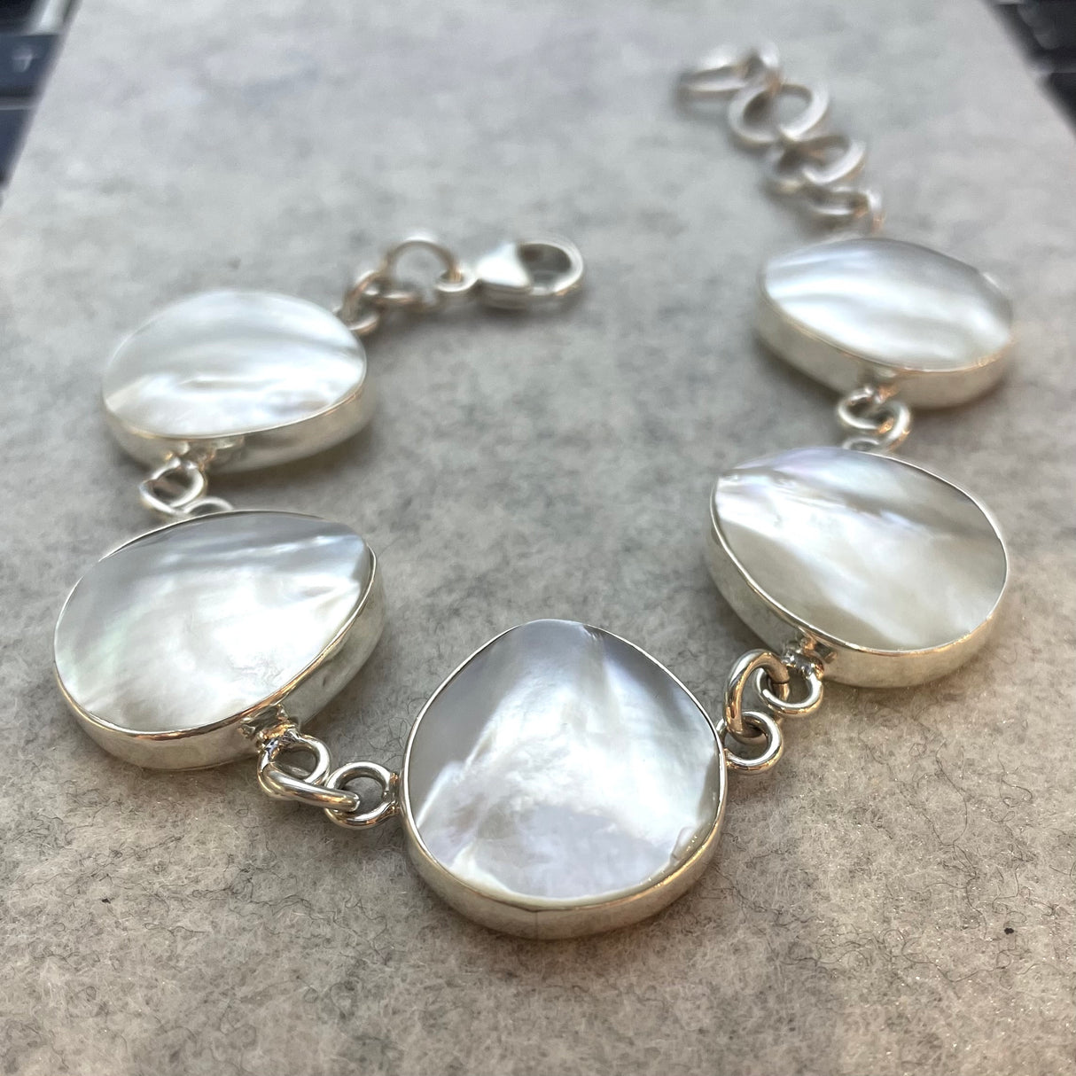 Péarla Large Mother of Pearl Droplets Silver Bracelet