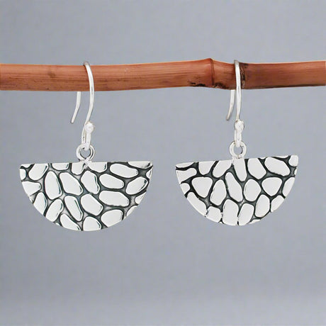 The Camila Abanico Oxidised Silver Earrings are crafted from .950 sterling silver with an oxidized finish. Their fan-shaped design offers a distinctive look, perfect for casual or formal wear.
Material: .950 sterling silver with an oxidized finish
Dimensions:
Earring Size: 25mm wide by 13mm high (15/16 inches by 1/2 inch)
Length: 1 3/16 inches long from the top of the ear wire
Design: Dangle style with sterling silver French wire
A unique design with a modern oxidized finish for added character.
#silver