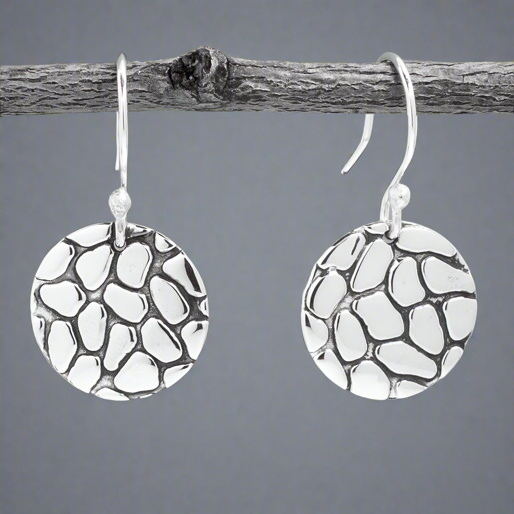 The Camila Disc Oxidised Silver Earrings feature a simple yet stylish design, crafted from .950 sterling silver with an oxidized finish. These versatile dangle earrings are perfect for adding a touch of understated elegance.
Material: .950 sterling silver with an oxidized finish
Dimensions:
Diameter: 16mm (5/8 inches)
Length: 32mm (1 1/4 inches) from the top of the ear wire
Design: Dangle style with sterling silver French wire
A minimalist piece with a modern oxidized finish, perfect for any occasion.