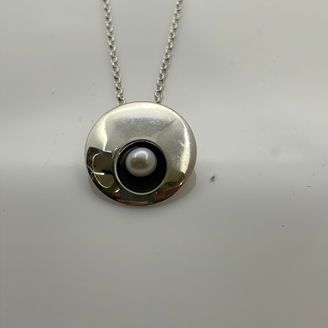 Péarla Disc with White Freshwater Pearl Silver Pendant