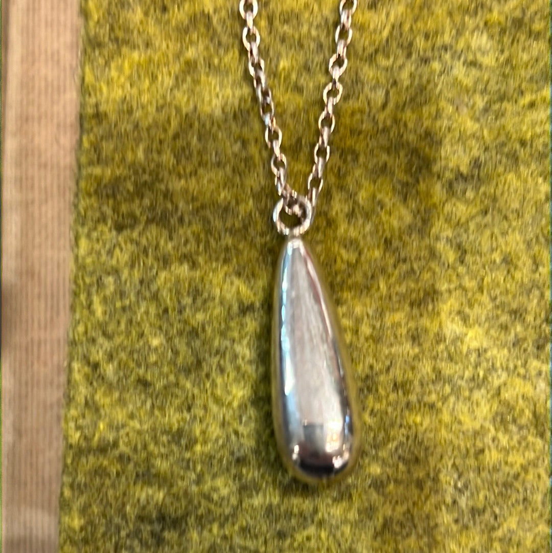 Móinéir Fuchsia Berry Silver Pendant