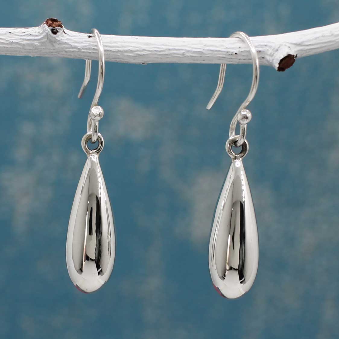 Móinéir Fuchsia Berries Silver Dangle Earrings