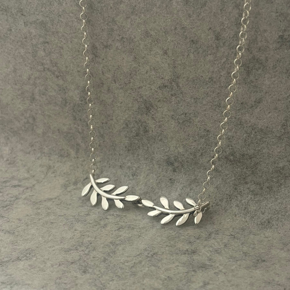 Móinéir Double Olive Branch Silver Pendant