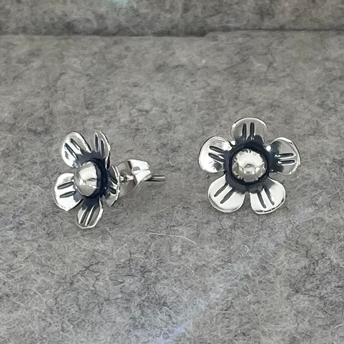 Móinéir Buttercup Oxidised Silver Stud Earrings