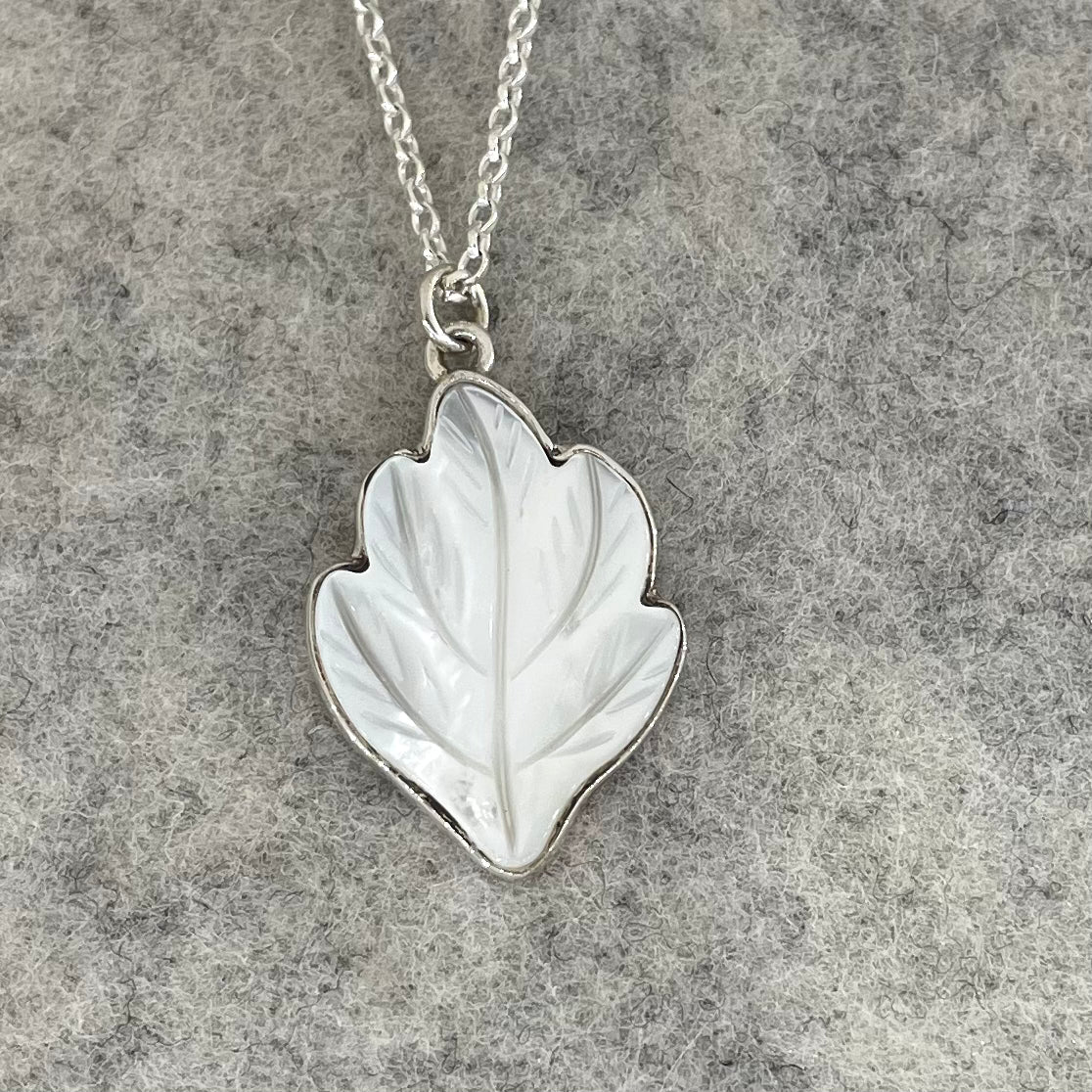 Péarla Carved Mother of Pearl Leaf Silver Pendant