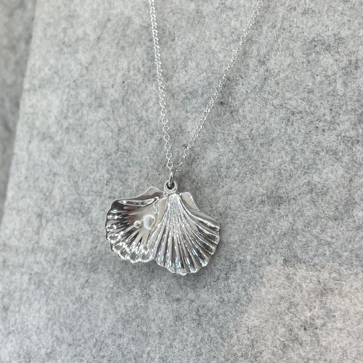 Péarla Double Clam Shell with Pearl Silver Pendant