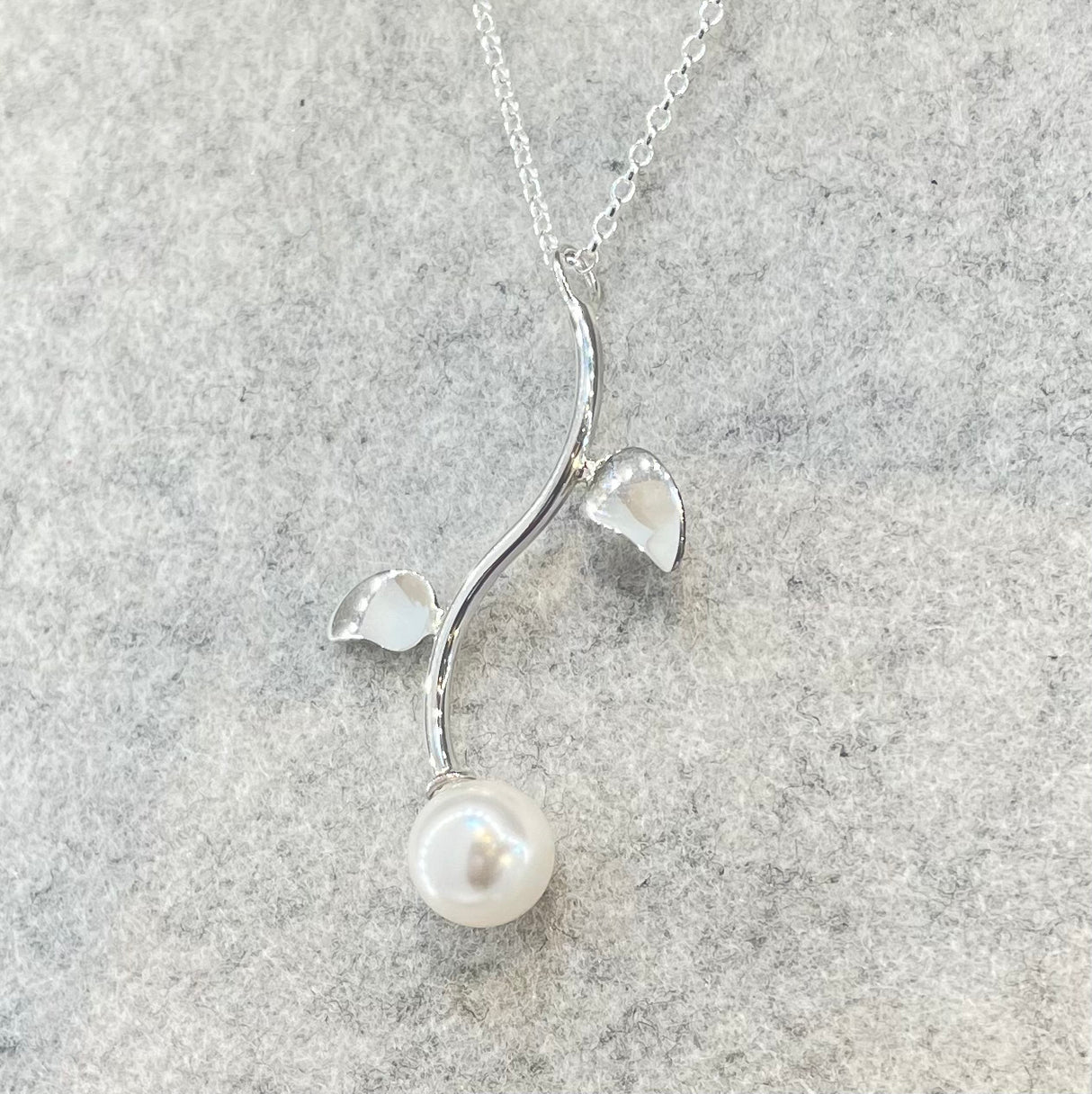 Péarla Pearl on Stem with Leaves Silver Pendant