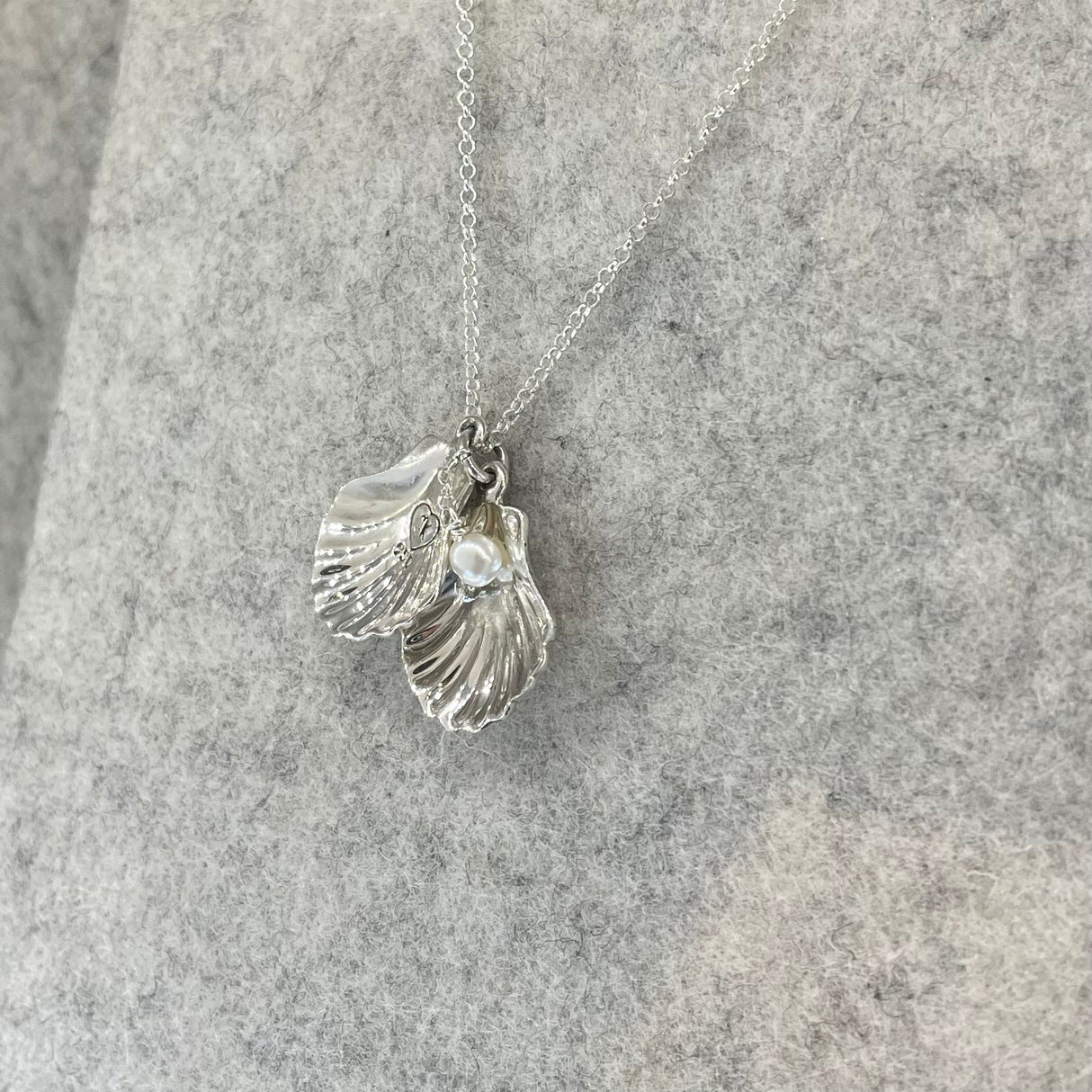 Péarla Double Clam Shell with Pearl Silver Pendant