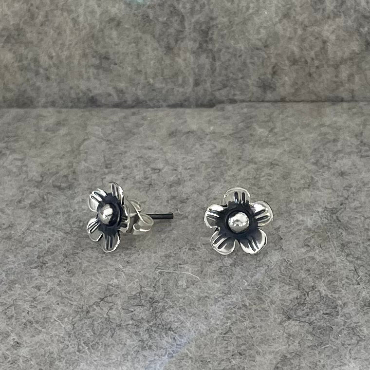 Móinéir Small Buttercup Flower Oxidised Silver Stud Earrings