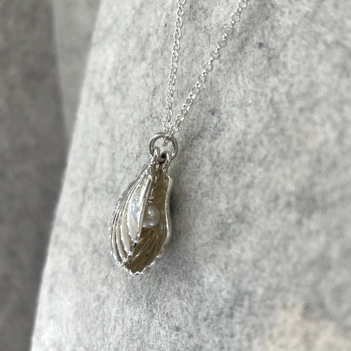 Péarla Double Clam Shell with Pearl Silver Pendant