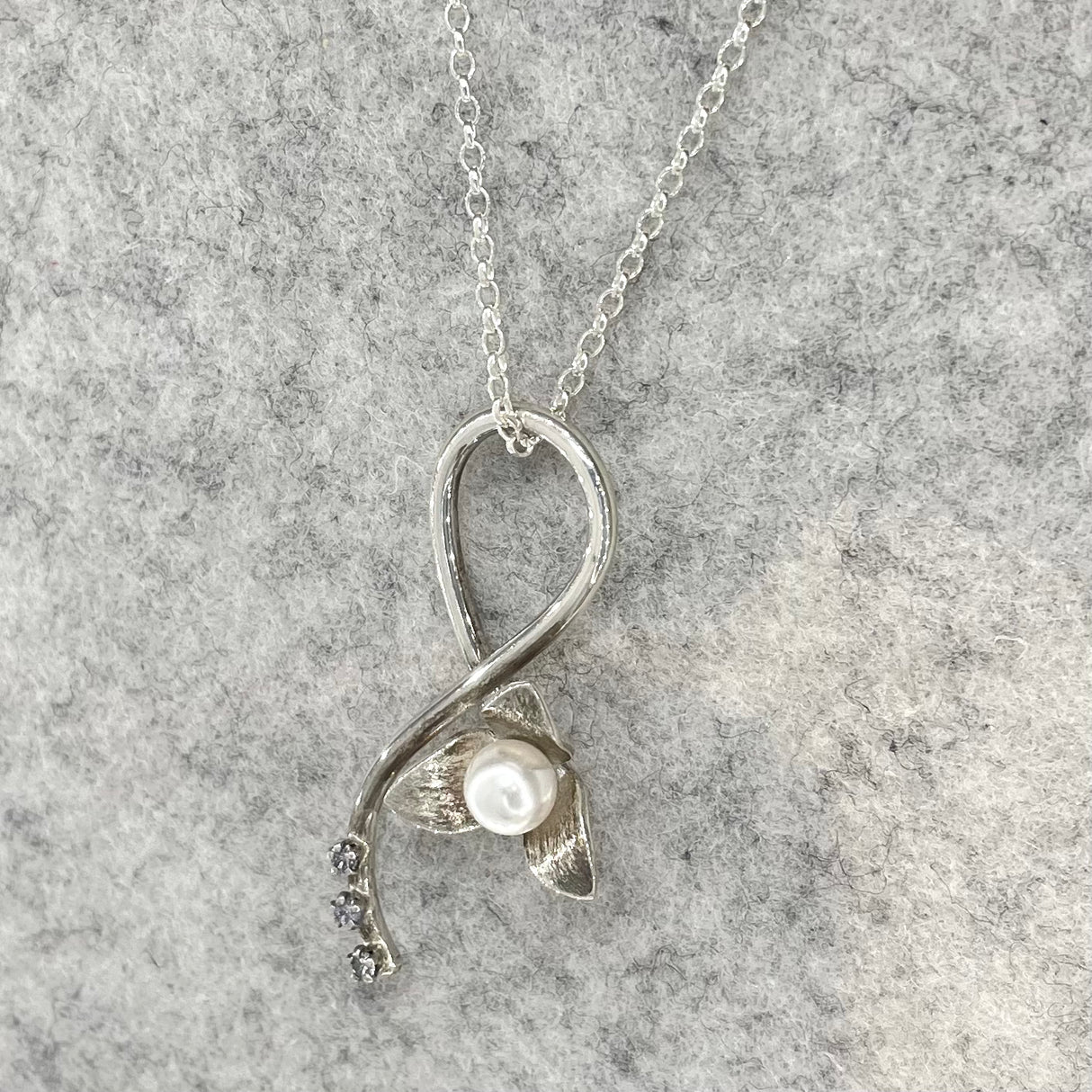 Péarla Flower with White Fresh Water Pearl with Cubic Zirconias