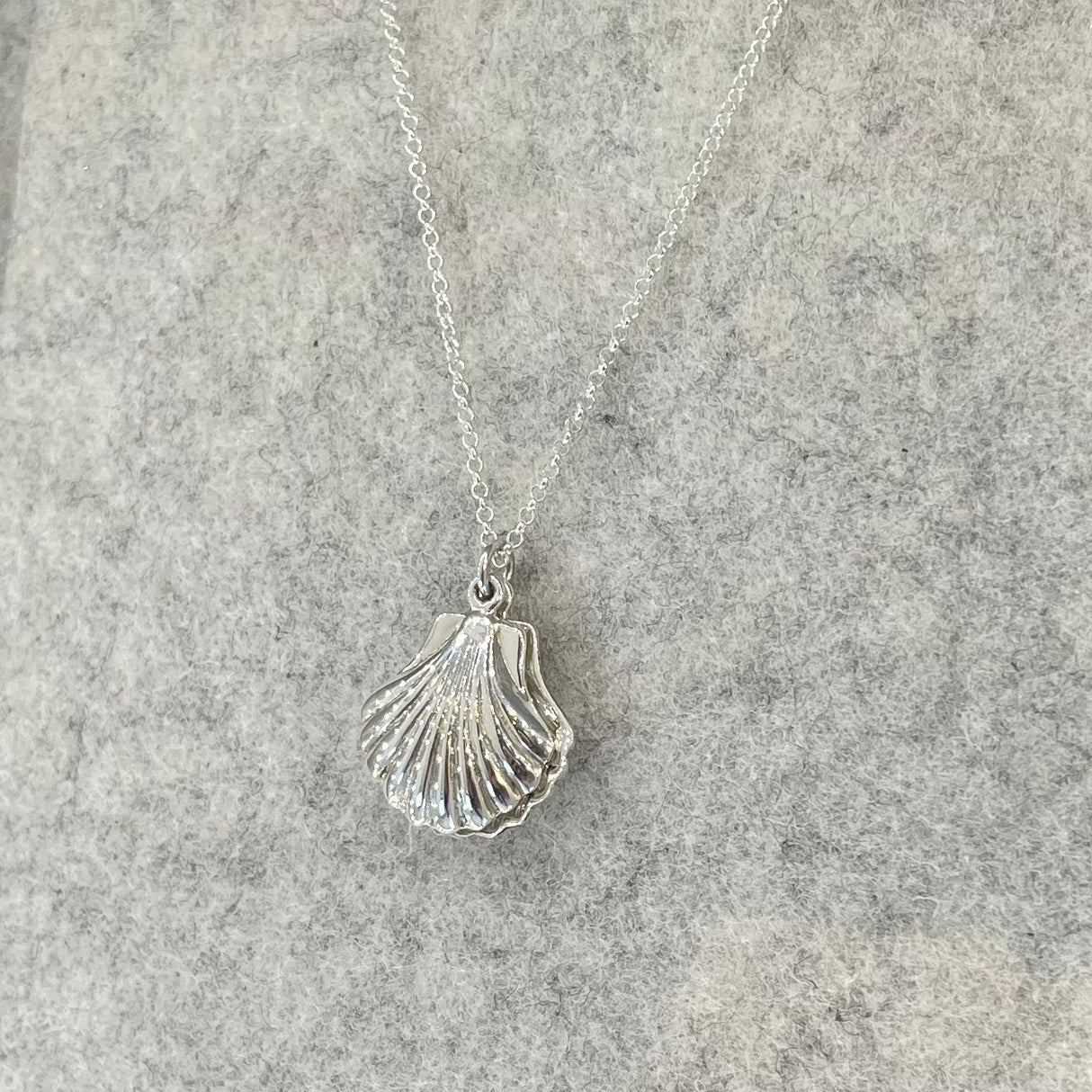Péarla Double Clam Shell with Pearl Silver Pendant
