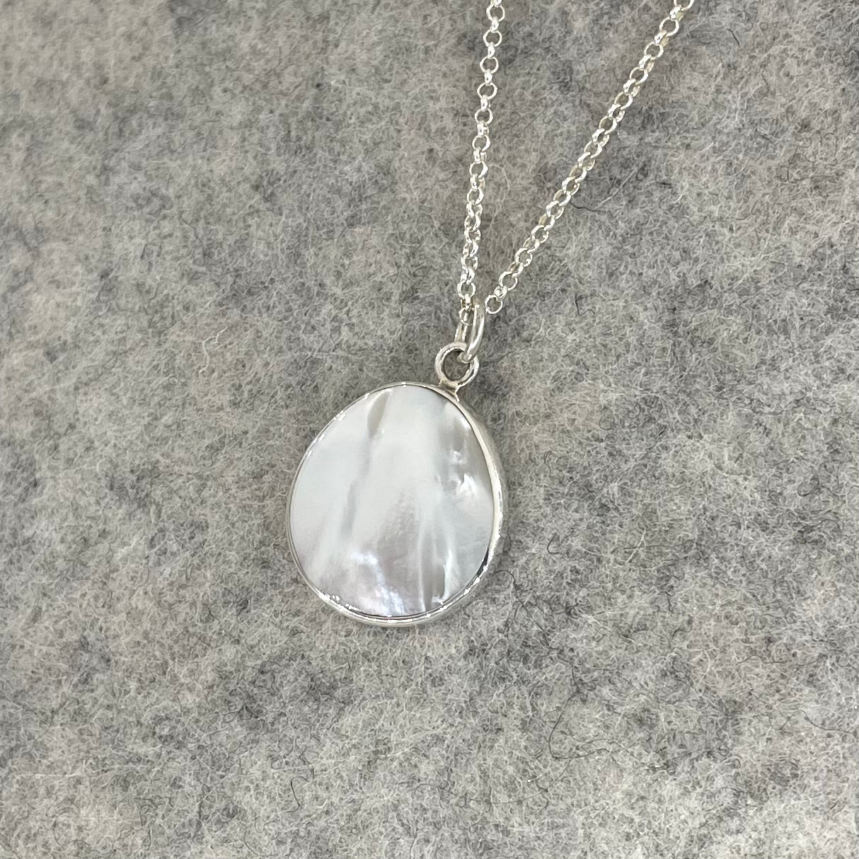Péarla Small White Mother of Pearl Drop Silver Pendant