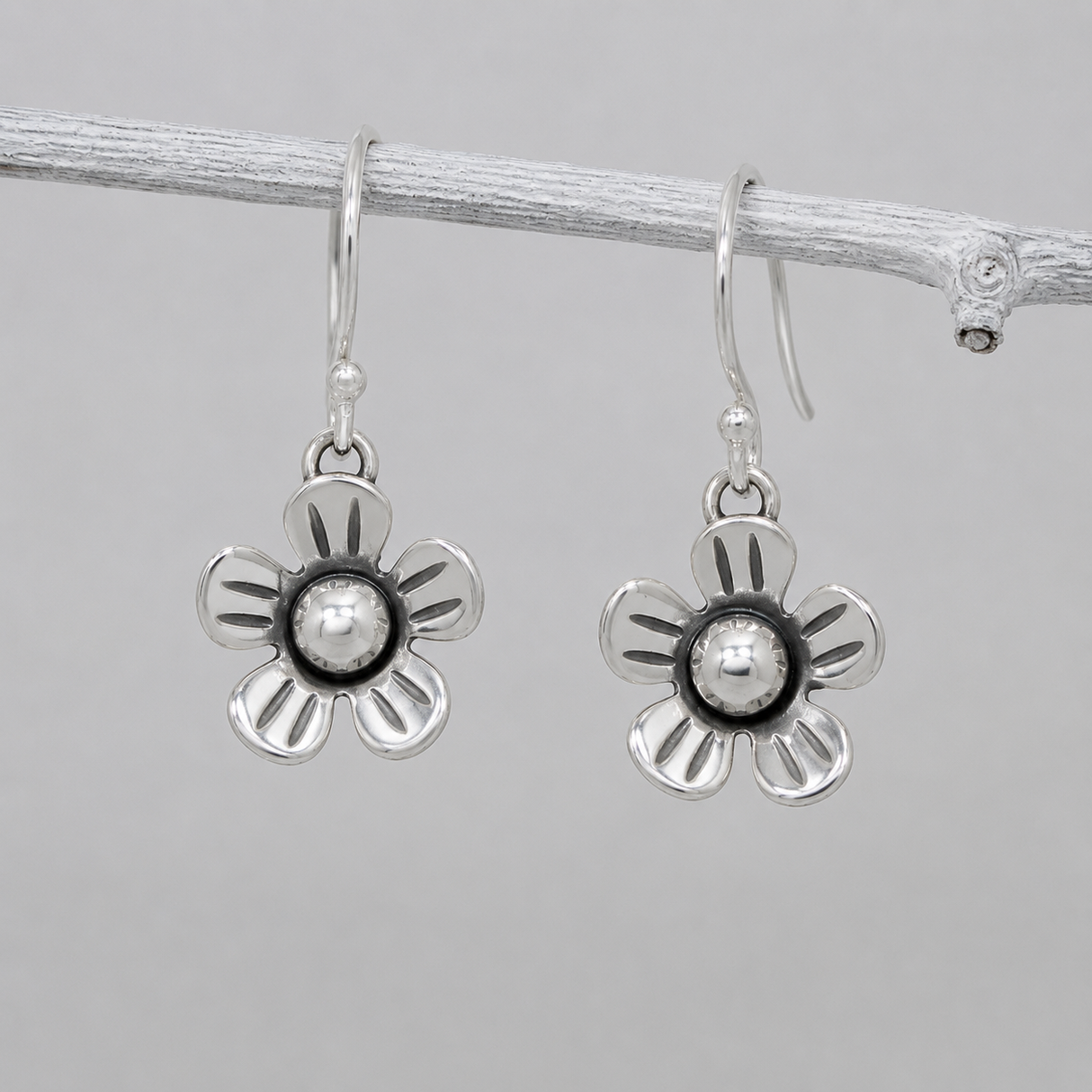 Móinéir Buttercup Oxidised Silver Dangle Earrings
