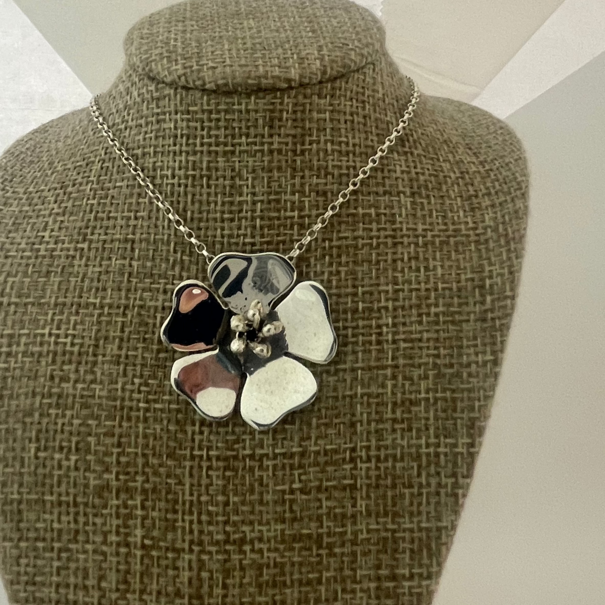 Móinéir Spring Flower Pendant with Pistils Silver