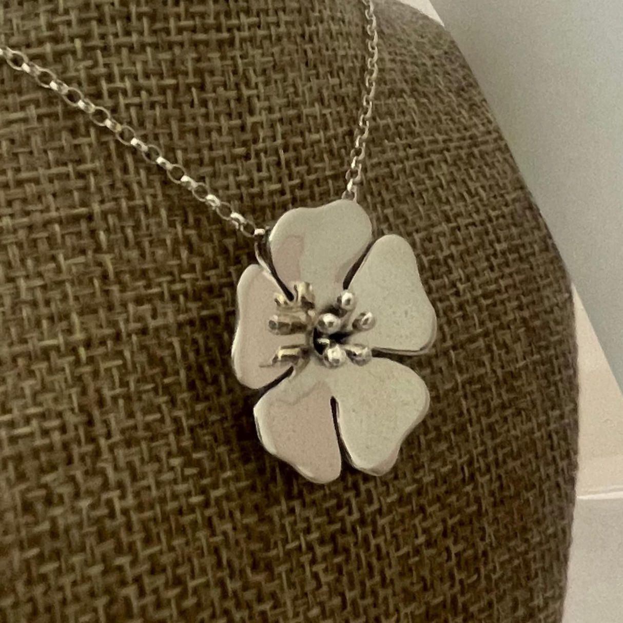 Móinéir Spring Flower Pendant with Pistils Silver