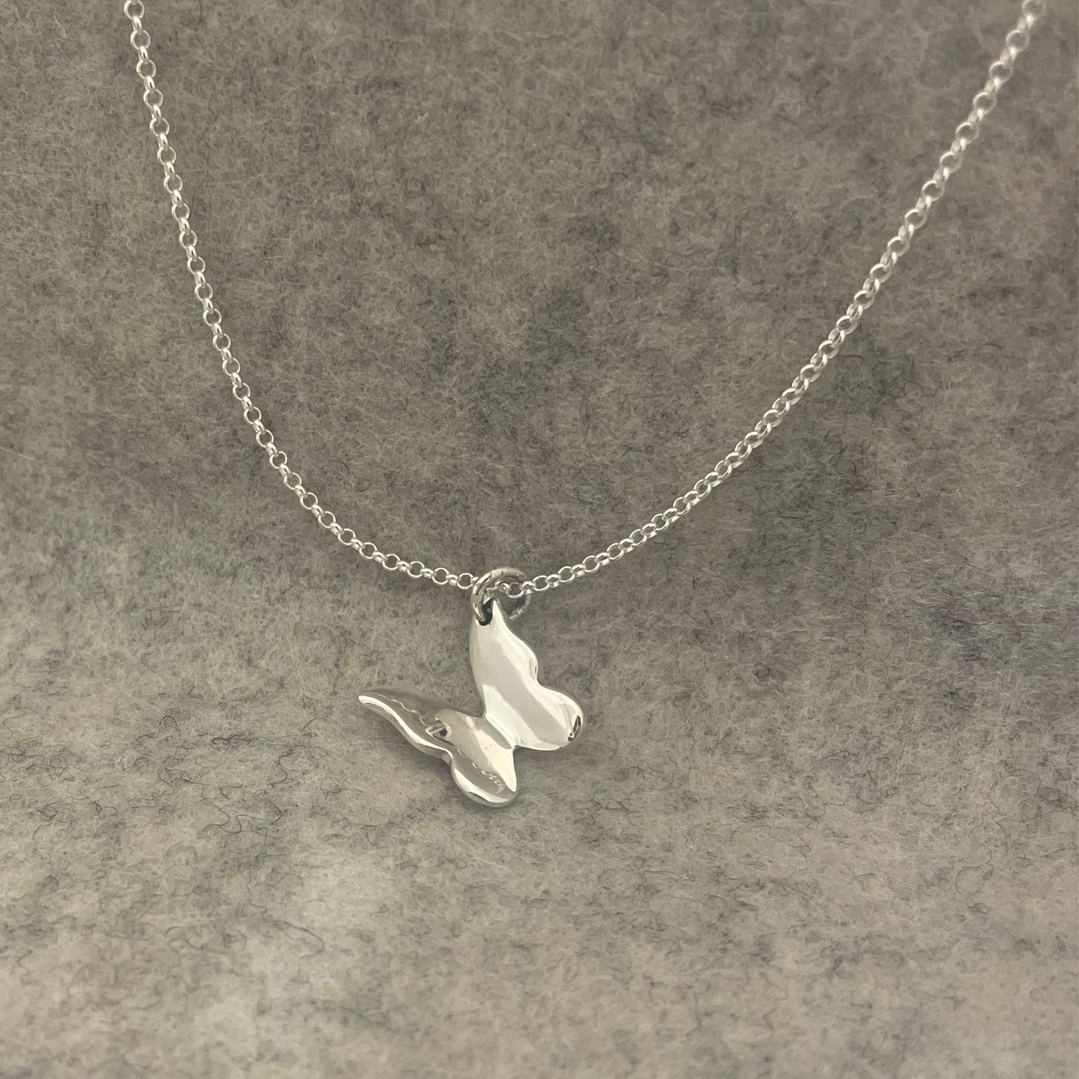 Móinéir Volare Butterfly Silver Pendant