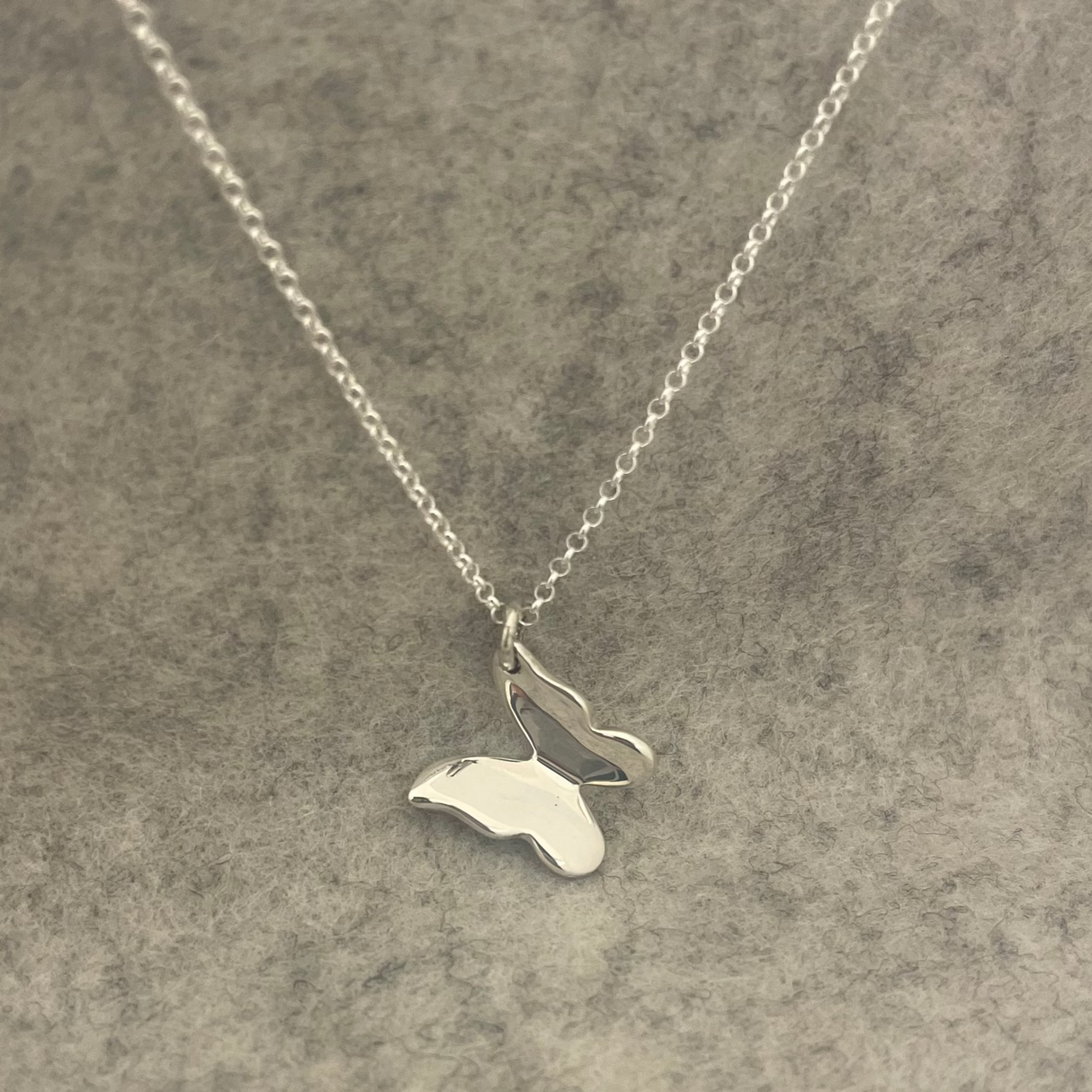 Móinéir Volare Butterfly Silver Pendant
