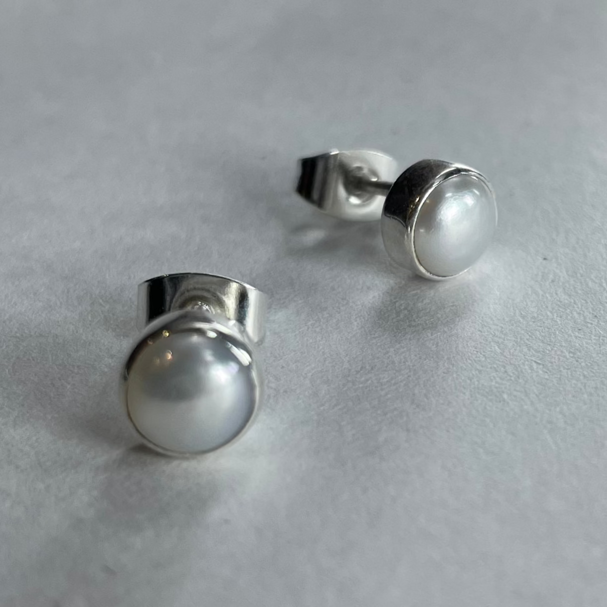 Péarla Dome No. 7 White Pearl Silver Stud Earrings