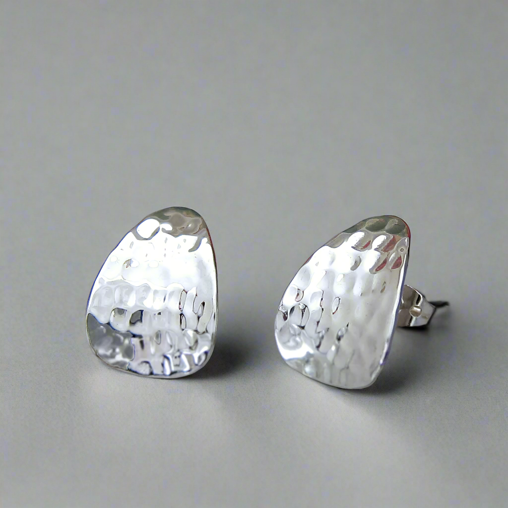 Móinéir Daisy Petal Hammered Silver Stud Earrings