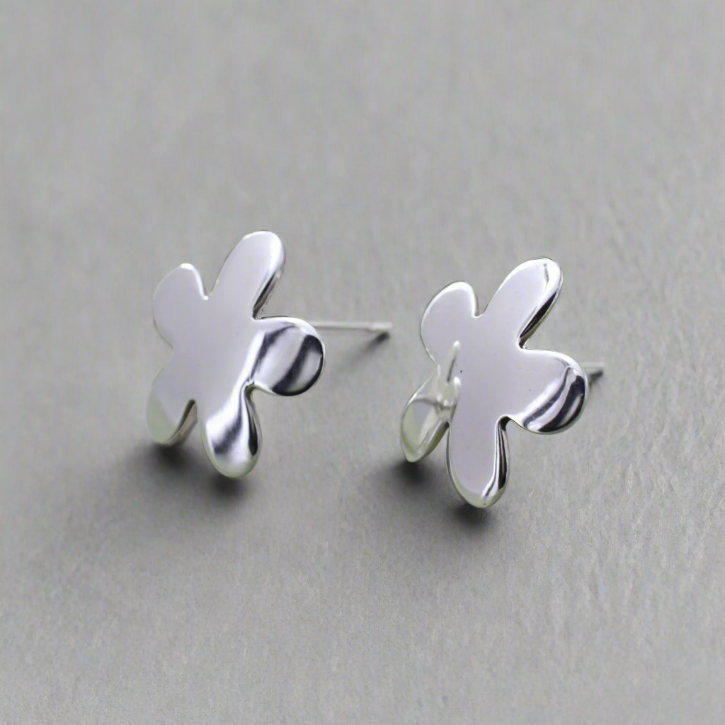 Móinéir Daisy Flower Silver Stud Earrings
