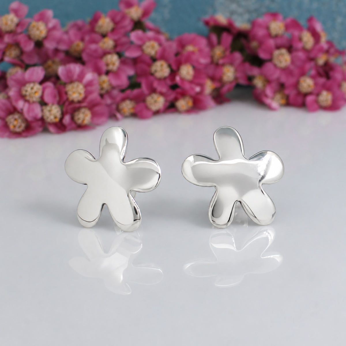 Móinéir Daisy Flower Silver Stud Earrings