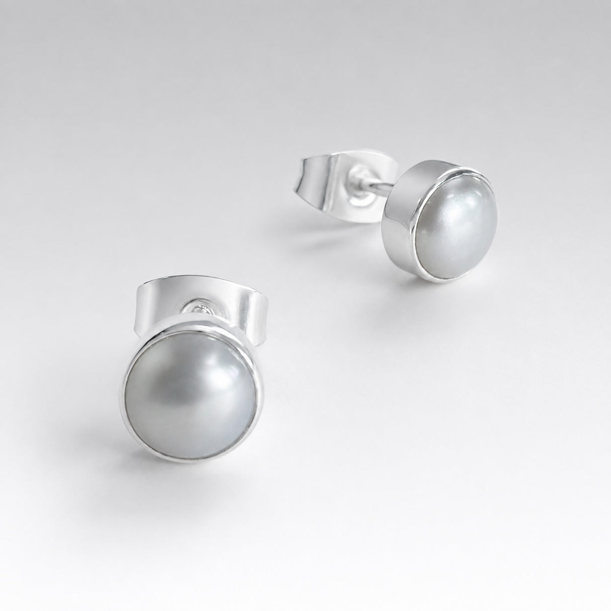 Péarla Dome No. 7 White Pearl Silver Stud Earrings