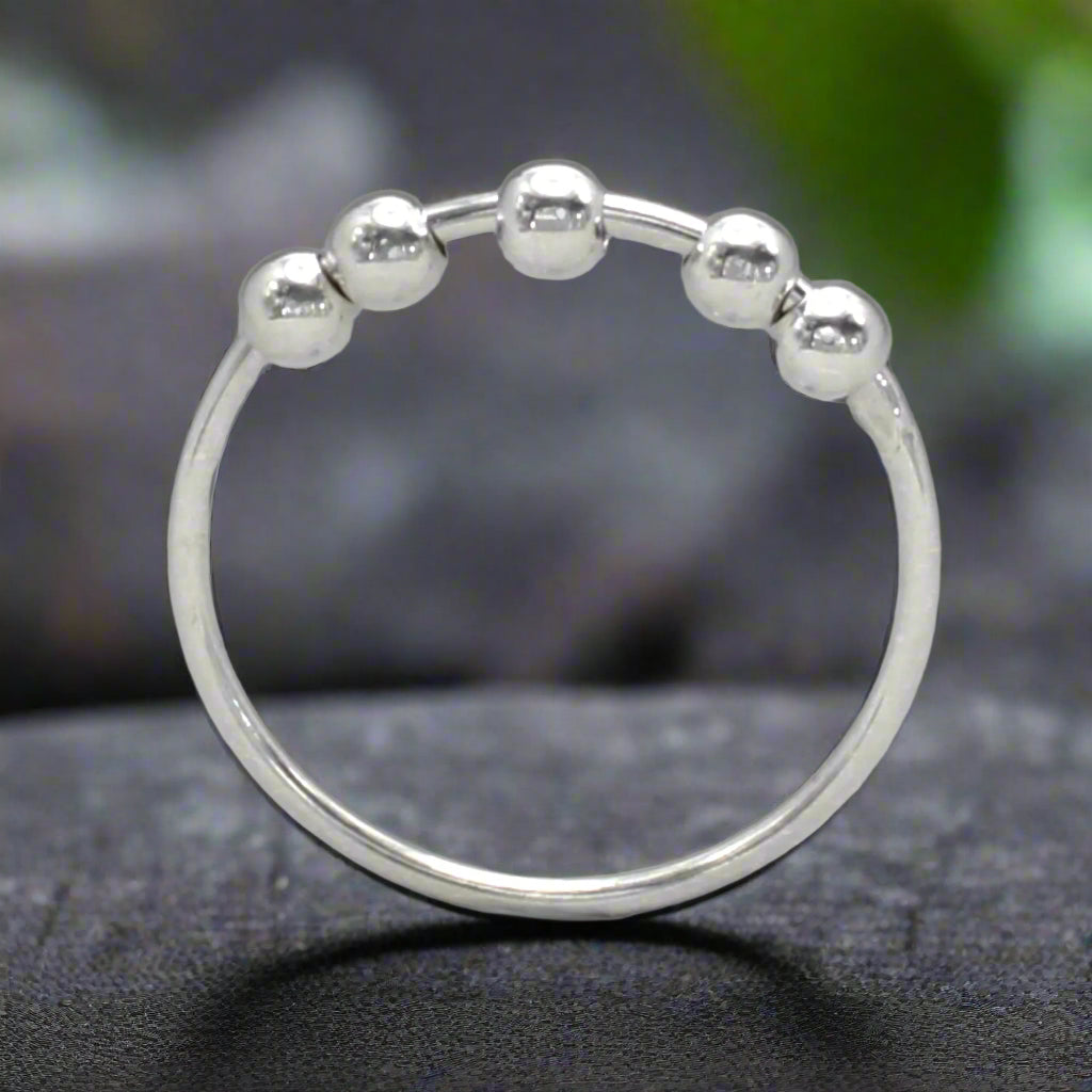 Fáinne Cruachta Airgid le Banda Tanaí Tara le Coirníní