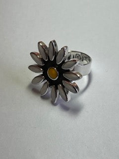Sleveen Daisy Flower With White Petals and Yellow Centre Silver Ring