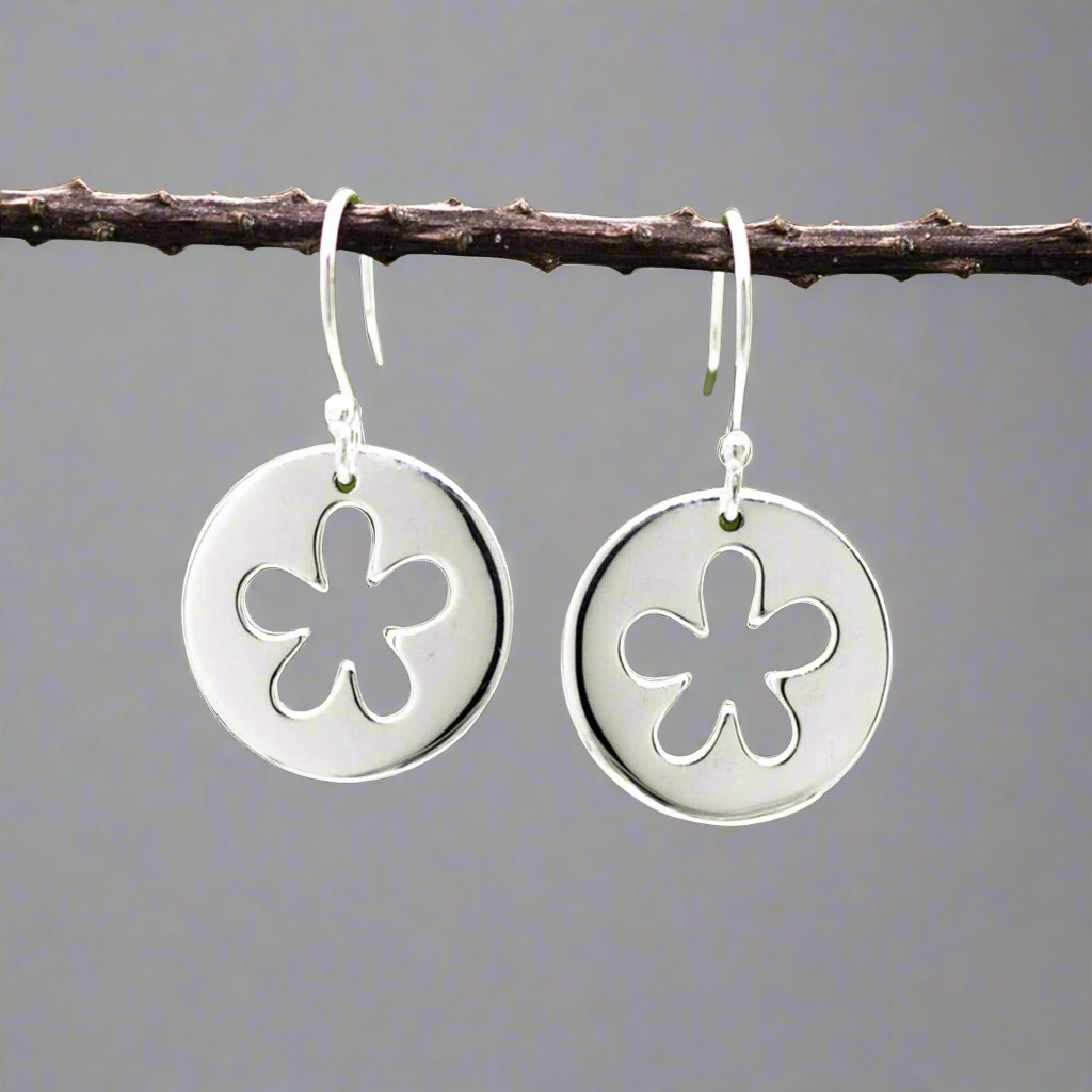 Móinéir Cut Out Daisy Disc Silver Dangle Earrings
