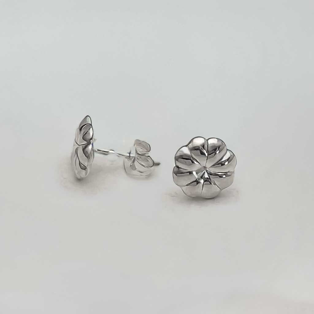 Móinéir Small Puffy Flower Silver Stud Earrings