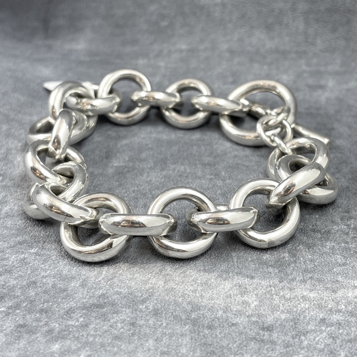 Saha - Oval Highly Polished Link Silver Bracelet Curated and designed by Emilio Sotelo Jewelry for Croi Kinsale Jewellery in Kinsale West Cork Ireland Europe. Find exceptional handmade silver and gold jewellery at affordable prices for birthday gifts and Christmas presents. Handcrafted Silver jewelry. Find the best affordable jewellery