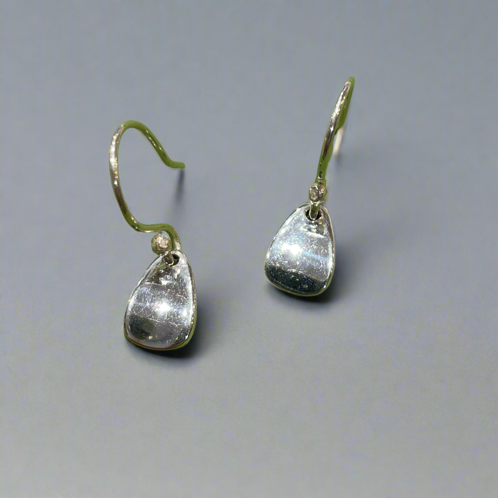 Móinéir Mini Petal Silver Dangle Earrings