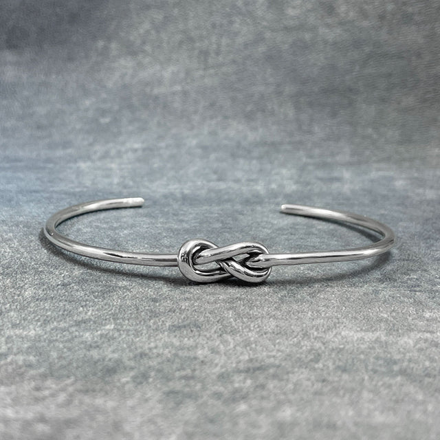 This Aran Thin Single Infinity Knot Silver Cuff Bracelet is crafted from handmade sterling silver with a highly polished finish, featuring a simple infinity knot design.

Material: Handmade sterling silver with a highly polished finish
Dimensions:
Thickness: 2.3mm (0.09 inches)
Knot: 7.5mm wide, 16mm long (0.3 inches wide, 0.63 inches long)
Inside Diameter: 61mm x 43mm (2.4 inches x 1.7 inches)
Cuff Gap: 27mm (1.1 inches)
A straightforward design that works well for everyday wear.

#silverbracelet #kinsale 