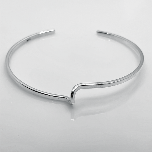 Uisce - Soft Wave With Crest Cuff Silver Bracelet is meticulously handcrafted with sterling silver. The thickness of this cuff bracelet is 1.5 millimeters, offering a comfortable and adjustable fit. Measuring 14.5 cm on the inner length and 15.5 cm on the outer length from end to end, with a width of 2 millimeters and a 3 cm gap, this bracelet is versatile and suitable for any occasion. Ireland.