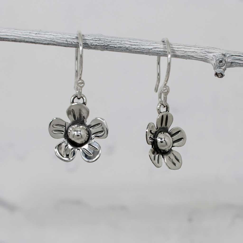 Móinéir Buttercup Oxidised Silver Dangle Earrings