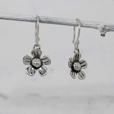Móinéir Buttercup Oxidised Silver Dangle Earrings