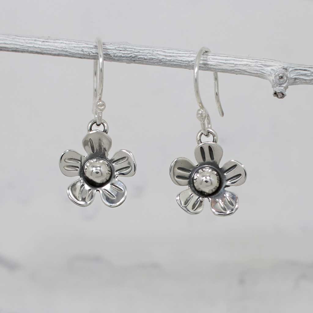 Móinéir Buttercup Oxidised Silver Dangle Earrings