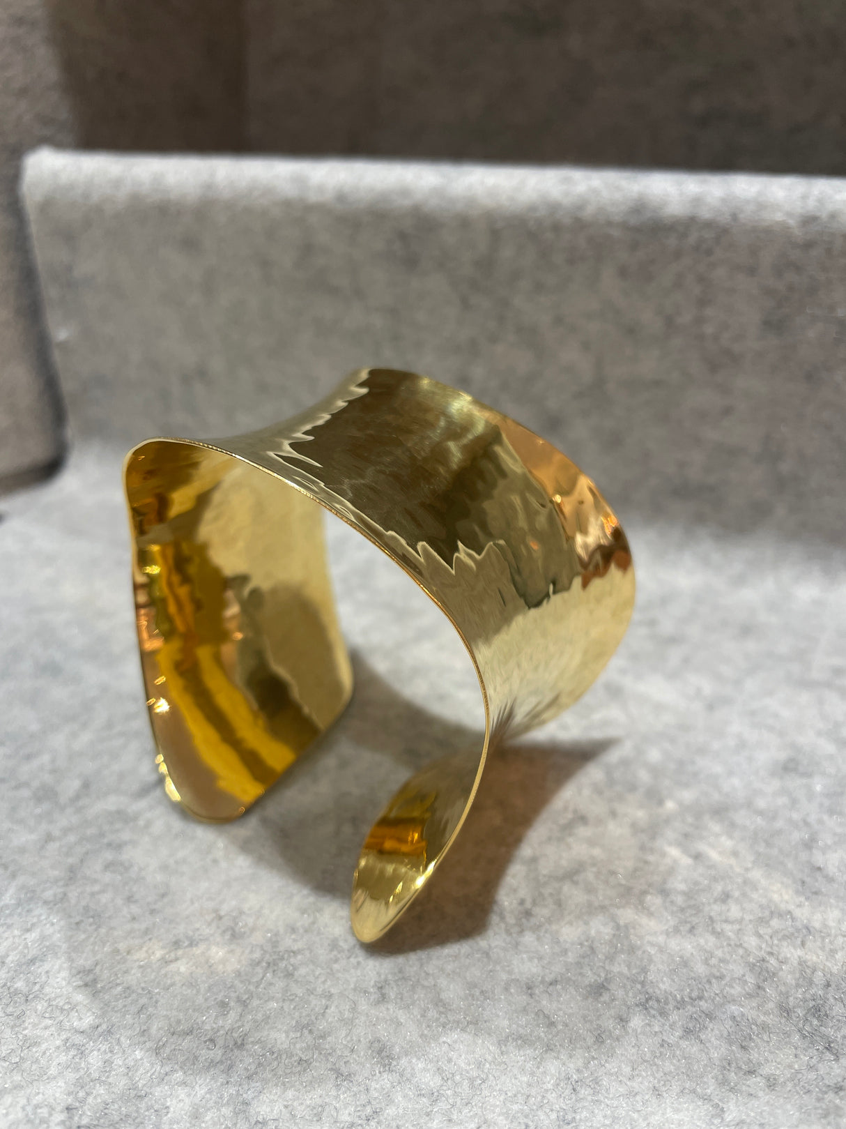 Grian GP Wide Cuff with Curve Hammered Bracelet