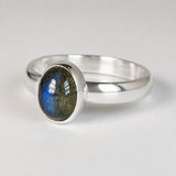 Fáinne Airgid Cabochon Labradarite Ubhchruthach Candy