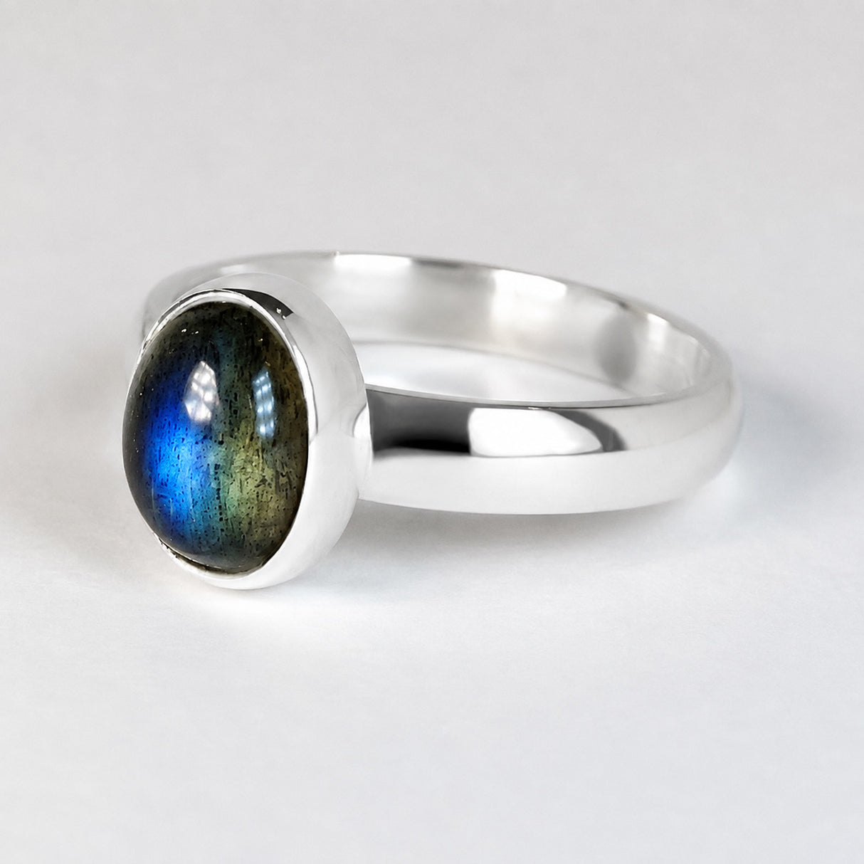 Fáinne Airgid Cabochon Labradarite Ubhchruthach Candy