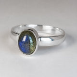 Fáinne Airgid Cabochon Labradarite Ubhchruthach Candy