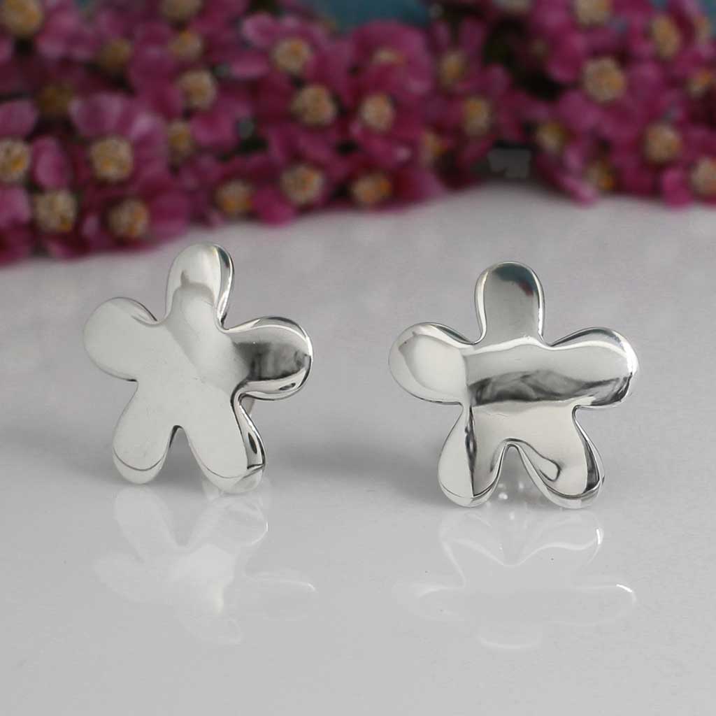 Móinéir Daisy Flower Silver Stud Earrings