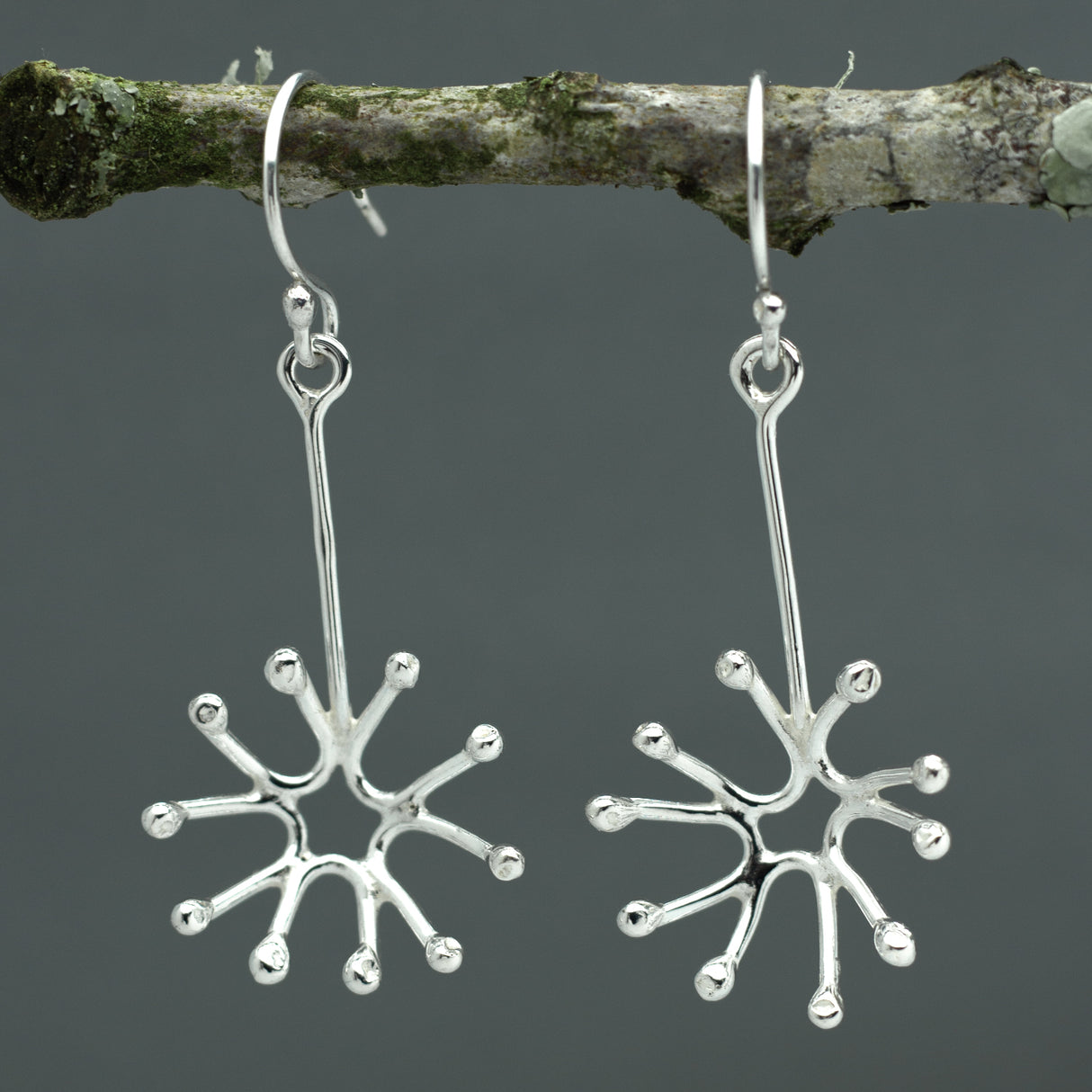Móinéir Dandelion Silver Dangle Earrings