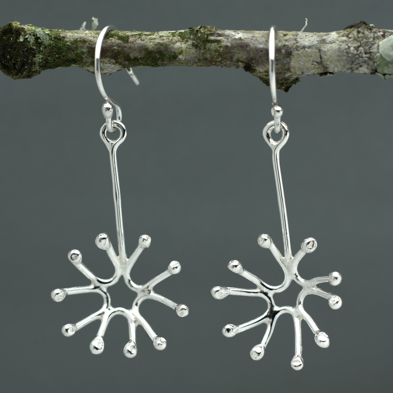 Móinéir Dandelion Silver Dangle Earrings