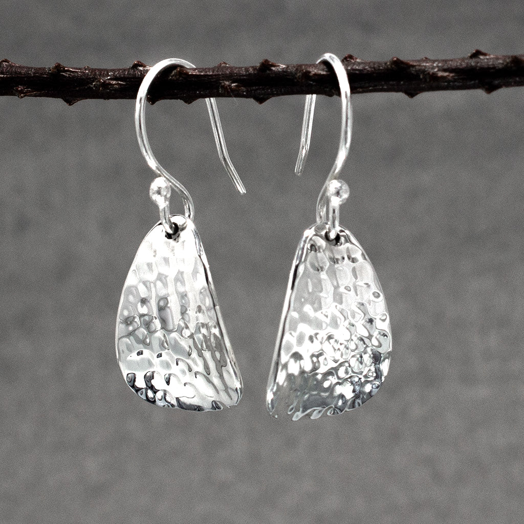 Móinéir Daisy Petal Hammered Silver Dangle Earrings