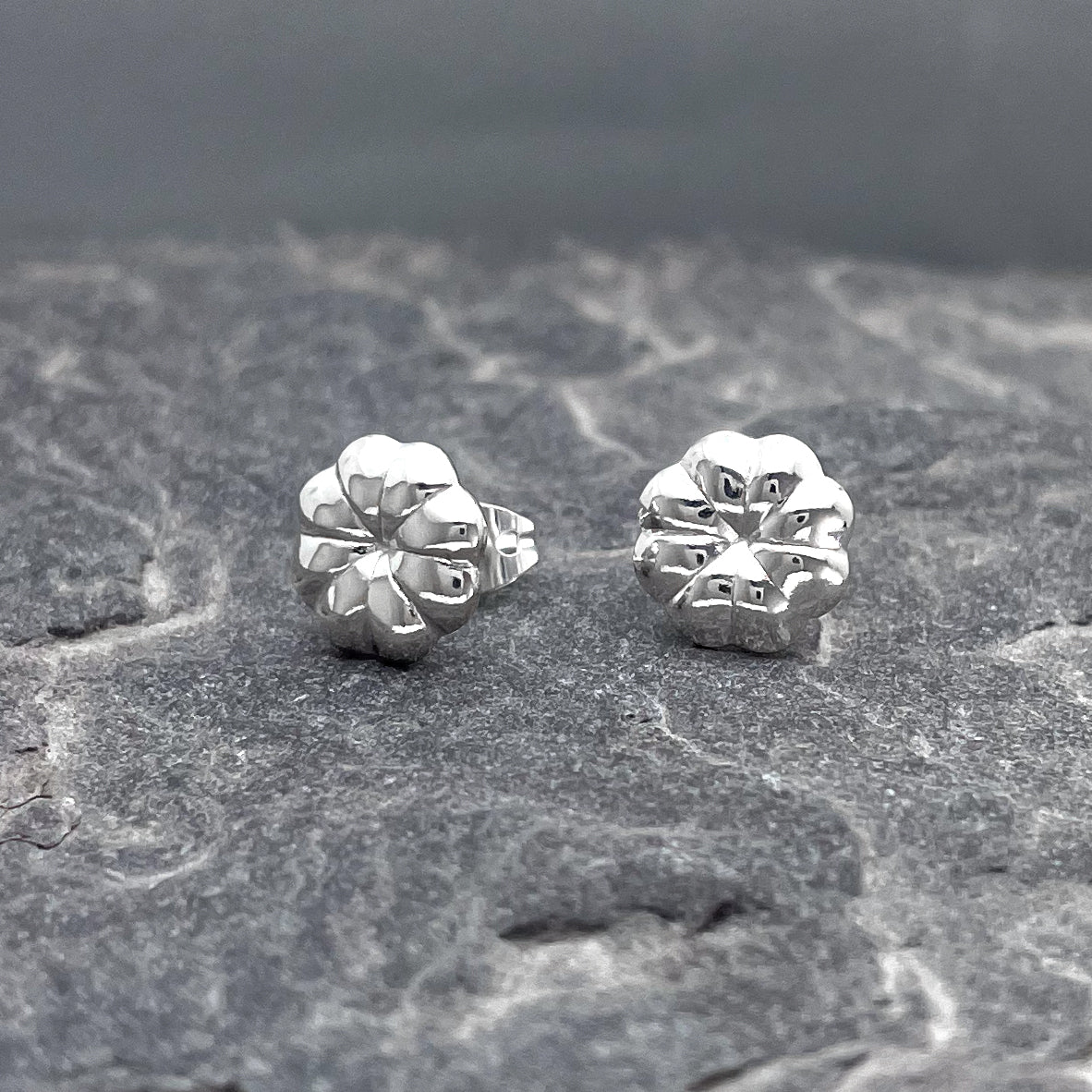 Móinéir - Small Puffy Flower Silver Stud Earrings